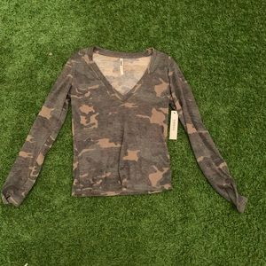 Camp print Vneck long sleeve tee